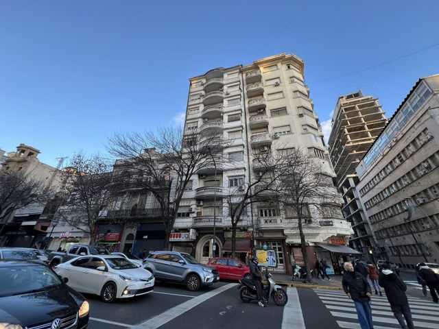 RIVADAVIA, AV. al 2500 Piso 8 13