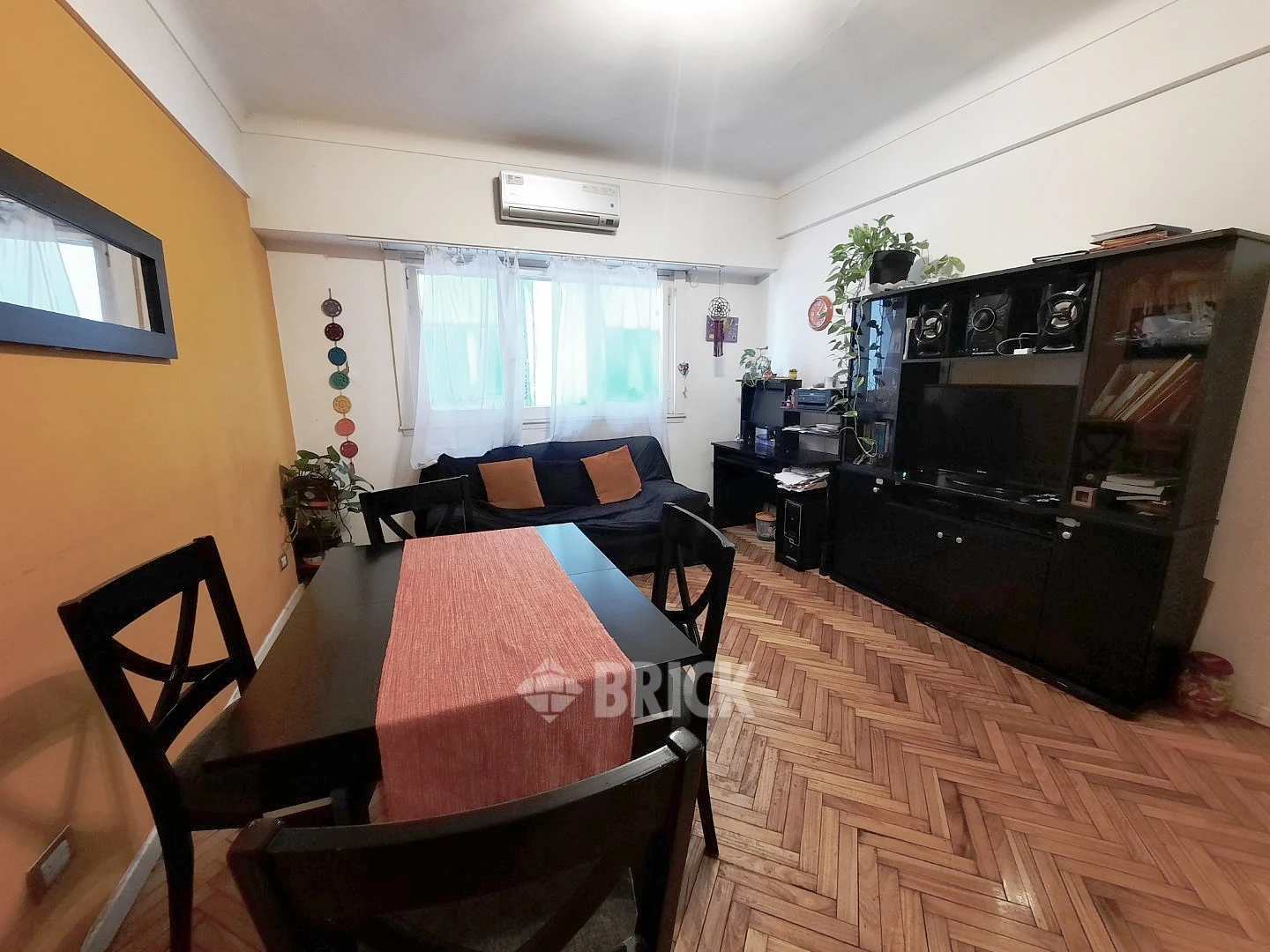 RIVADAVIA AV. al 2000 Piso 8 1