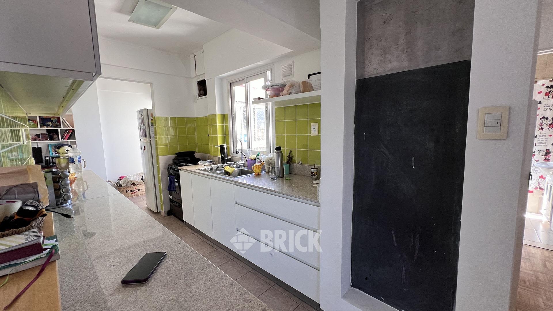 YRIGOYEN, HIPOLITO, AV. al 3600 Piso 9 7