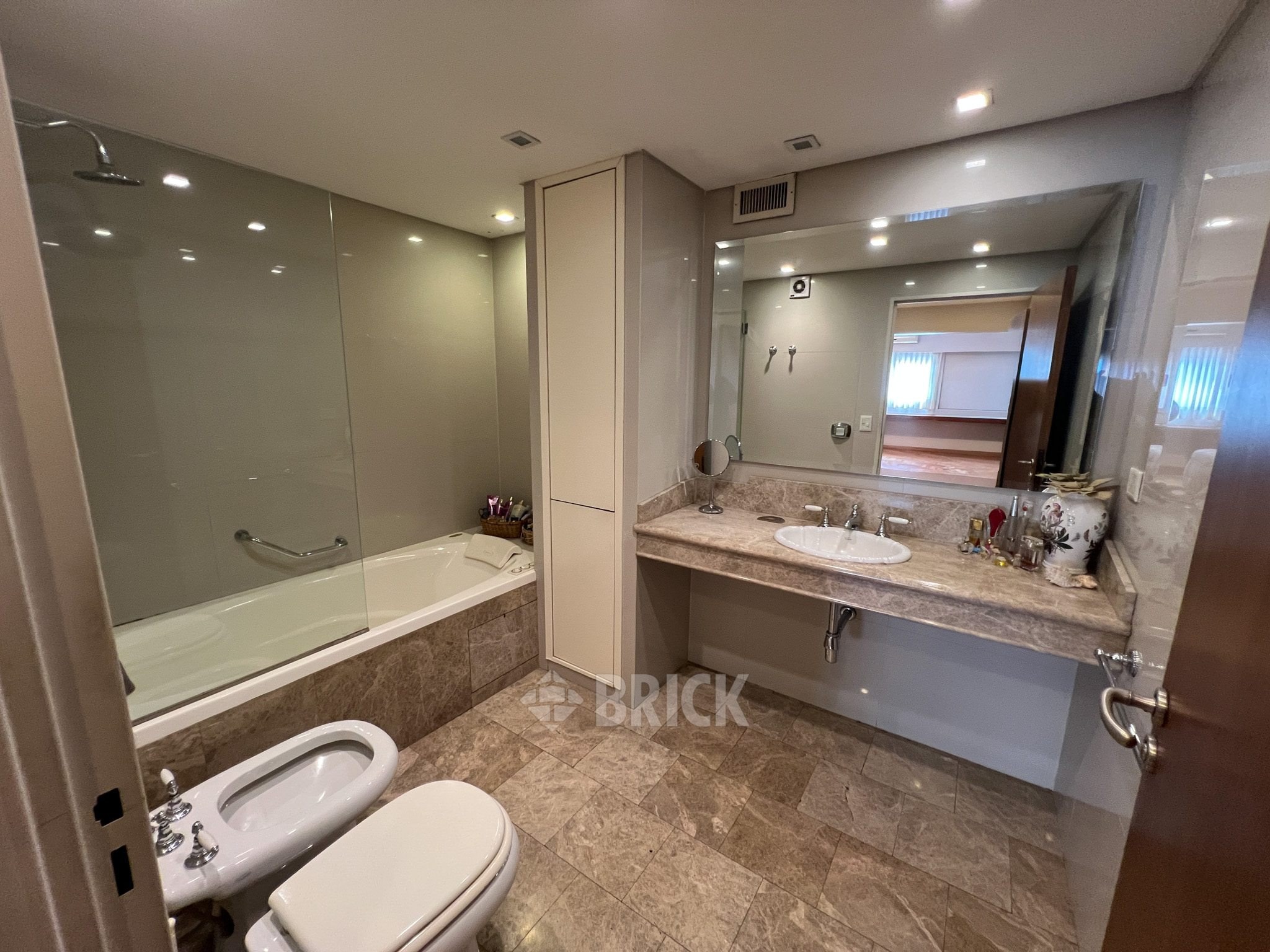 ALBERDI, JUAN B., AV. al 1000 Piso 6 30