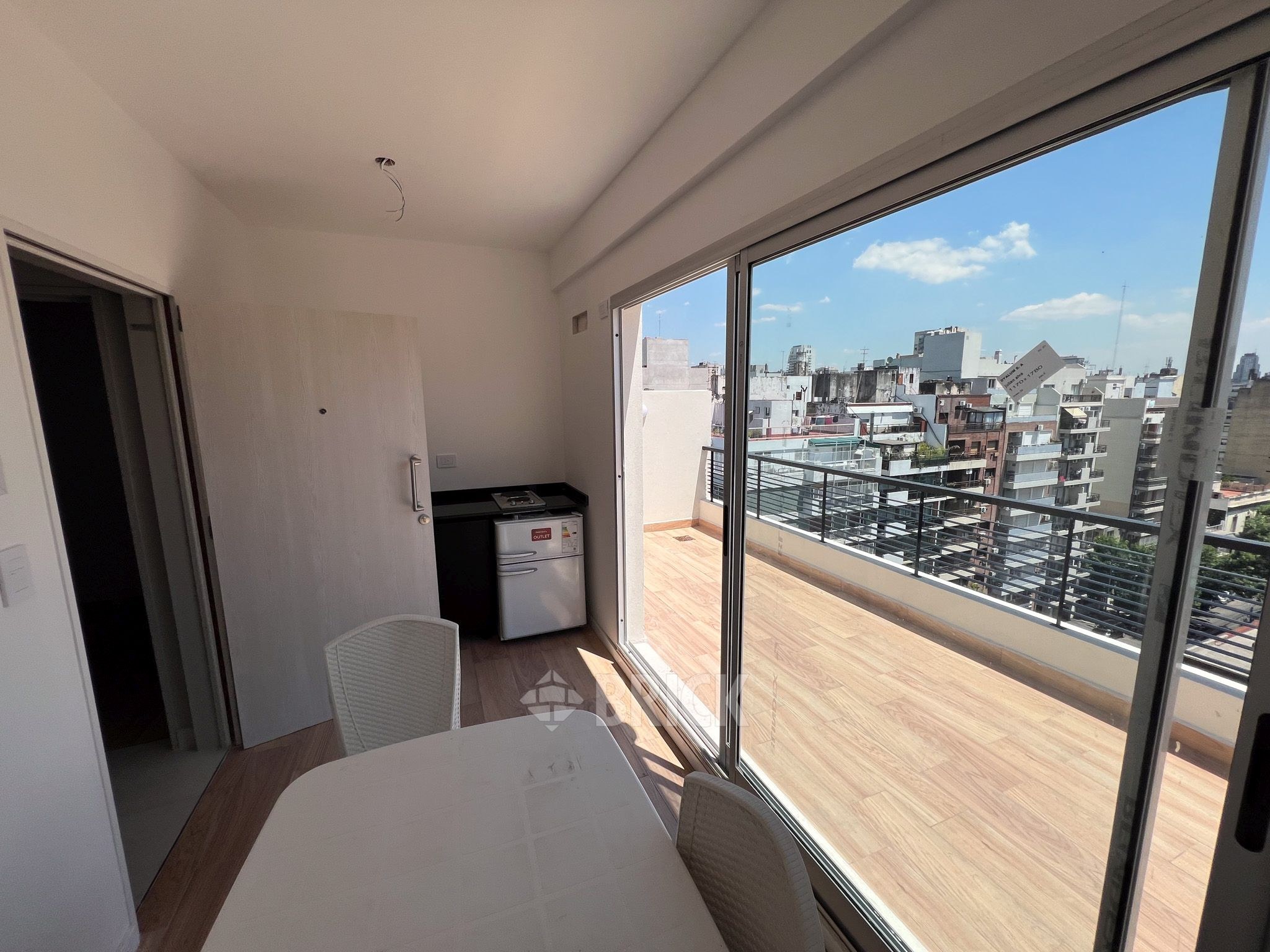 ALVAREZ, JULIAN al 700 Piso PB 18