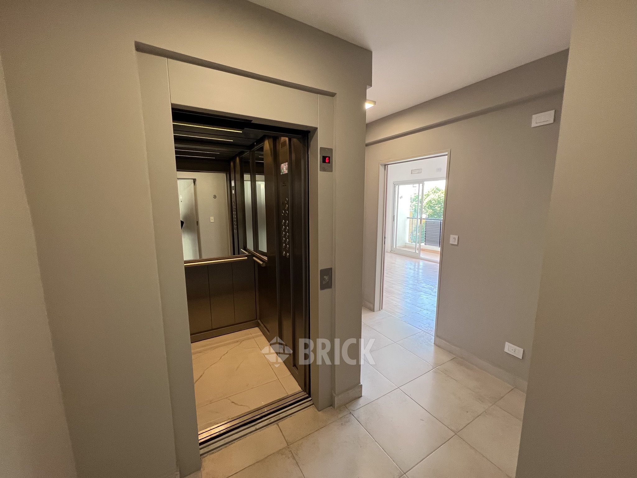 ALVAREZ, JULIAN al 700 Piso PB 22