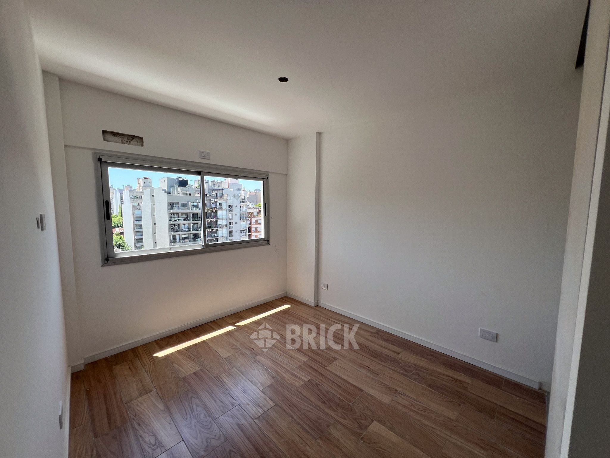 ALVAREZ, JULIAN al 700 Piso 8 15